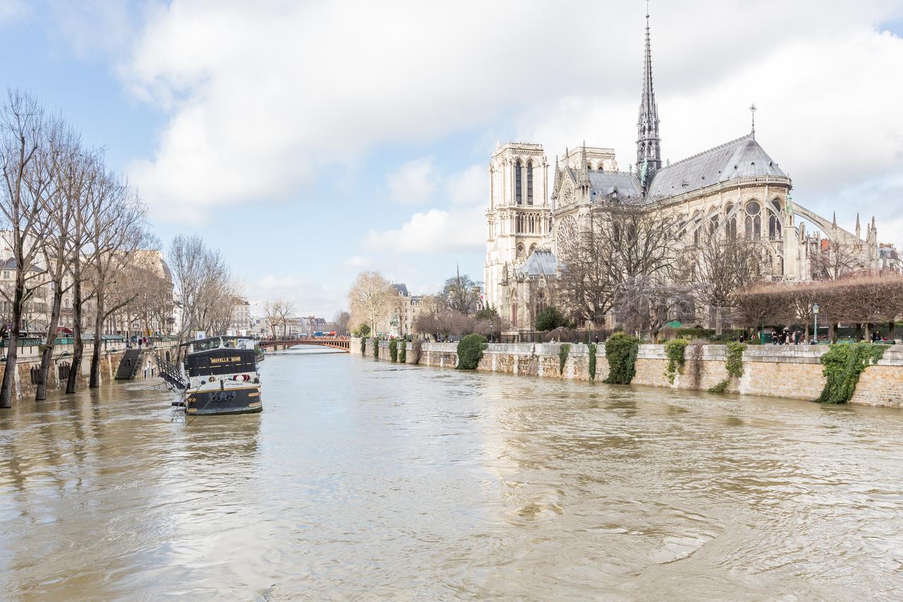 Veeve - Overlooking The Seine On Ile De La Cite Paris Exterior photo